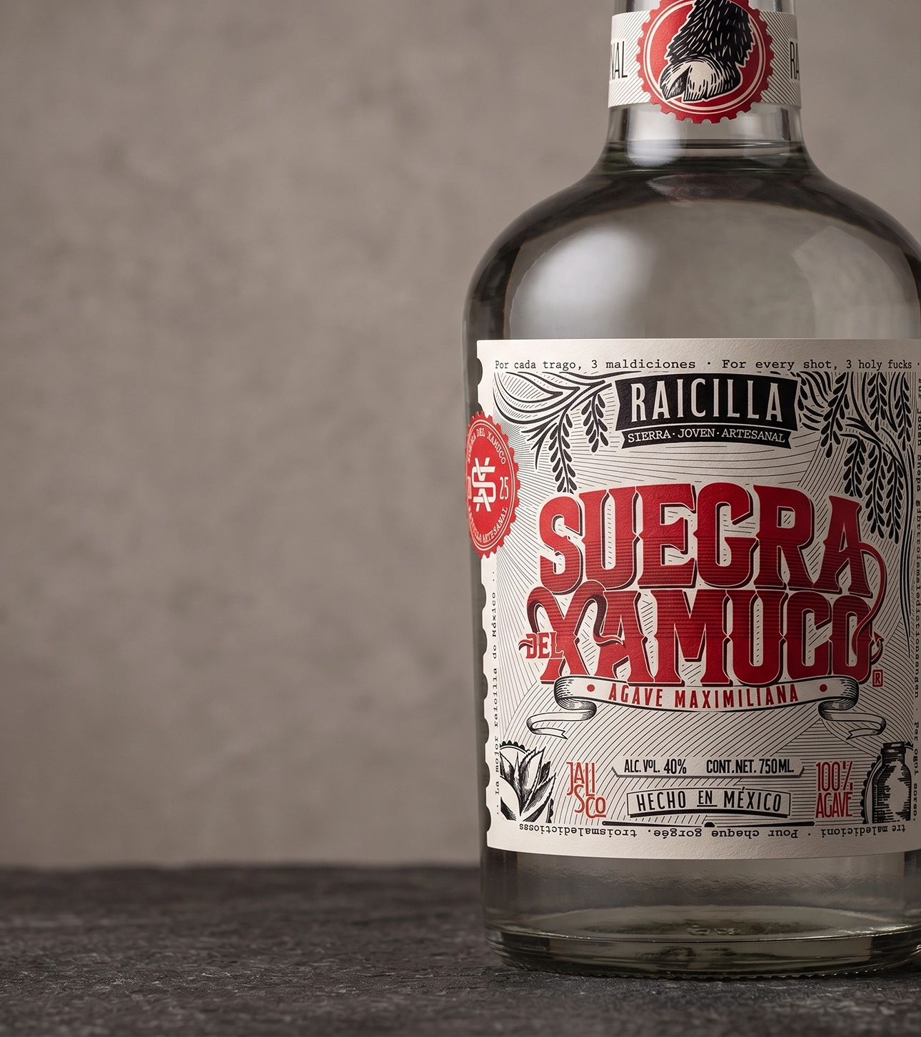 Detalle de referencia de una botella de destilado artesanal
